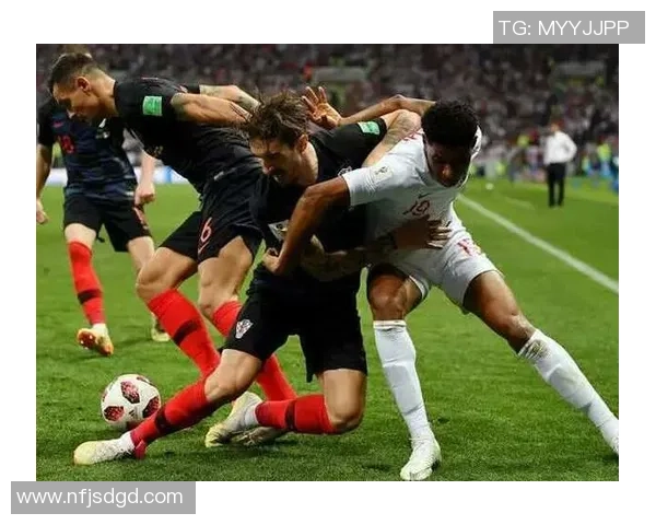 深圳篮球队在世界杯中的默契配合展现团队精神与战术执行力